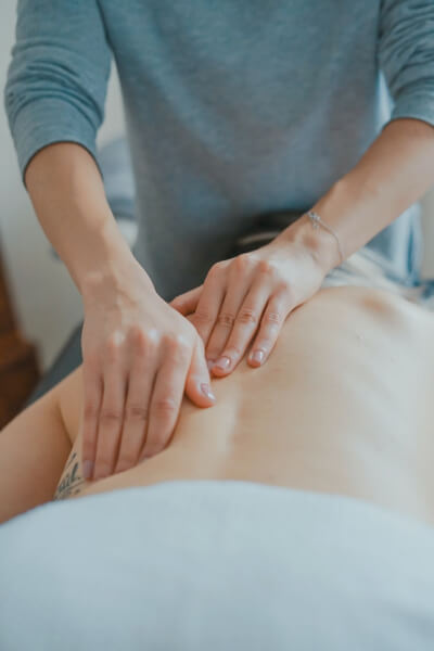 Realizando un tratamiento de masajes realizado en Ermoni belleza y bienestar